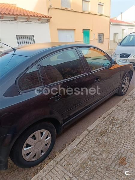 Usado VW Passat Edition 130 CV (95 kW) 2004 Negro Familiar