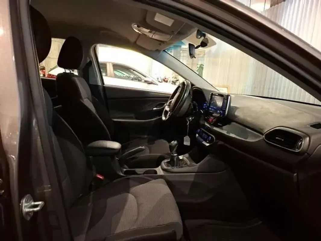 Usado Hyundai i30 120 CV (88 kW) 2022 Marrón Berlina