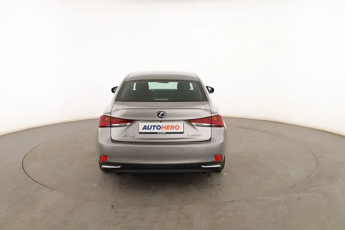 Usado Lexus IS300h Executive Line 223 CV (164 kW) 2019 Gris Berlina