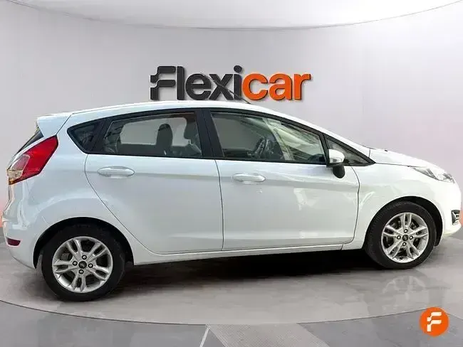 Usado Ford Fiesta Trend 75 CV (55 kW) 2017 Blanco Utilitario