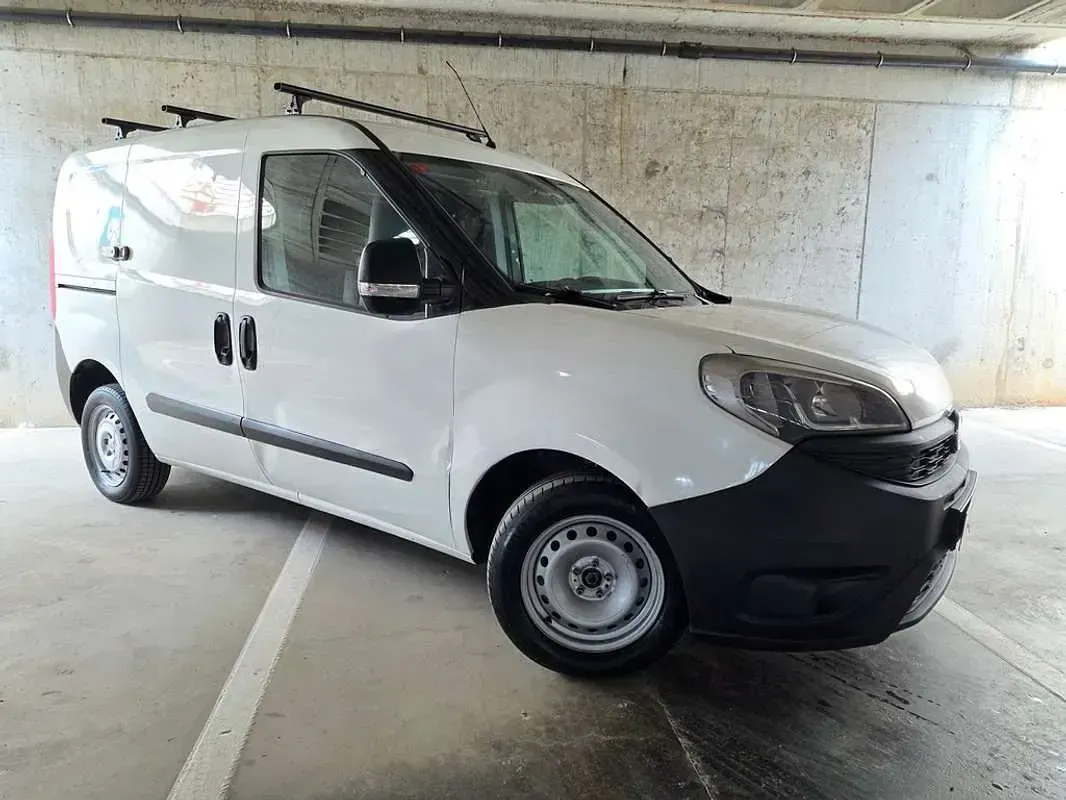 Usado Fiat Doblò 90 CV (66 kW) 2017 Blanco Monovolumen