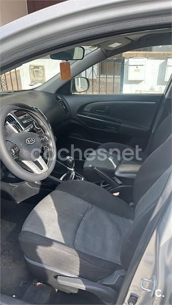 Usado Kia Ceed 90 CV (66 kW) 2010 Gris / plata Utilitario