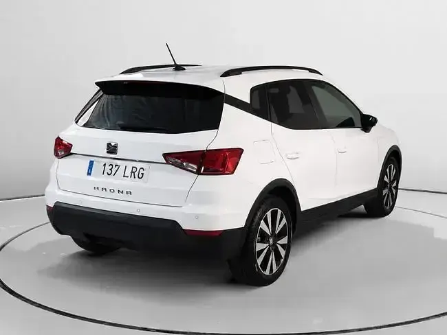 Usado Seat Arona Ecomotive 110 CV (80 kW) 2021 Blanco SUV