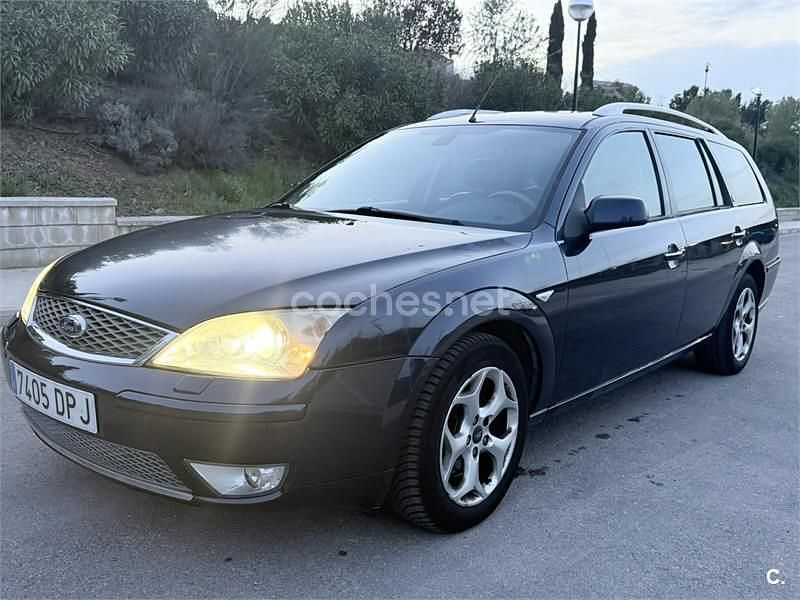 Usado Ford Mondeo Ghia 130 CV (95 kW) 2005 Azul Familiar
