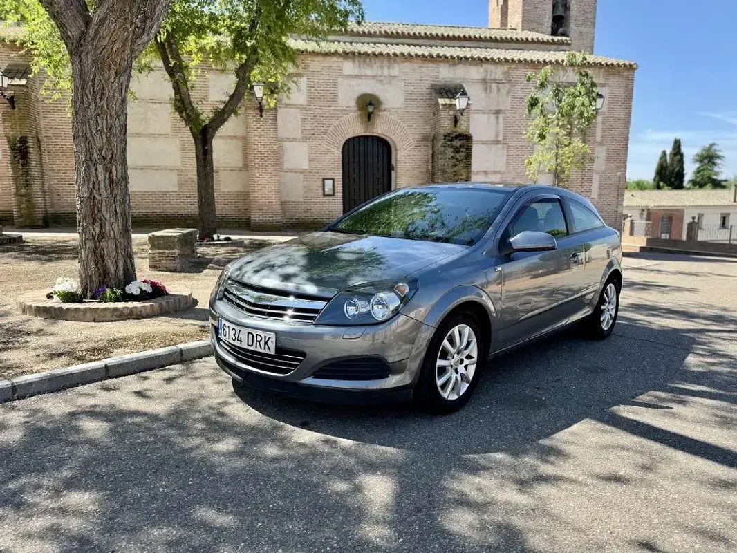 Usado Opel Astra GTC Enjoy 99 CV (72 kW) 2005 Gris Utilitario