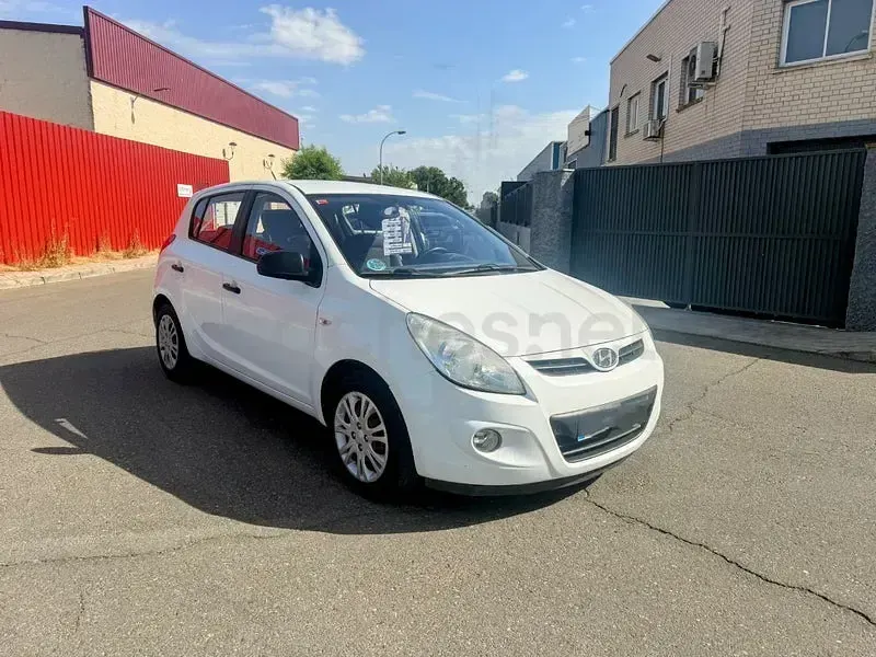 Usado Hyundai i20 Comfort 100 CV (73 kW) 2010 Blanco Utilitario