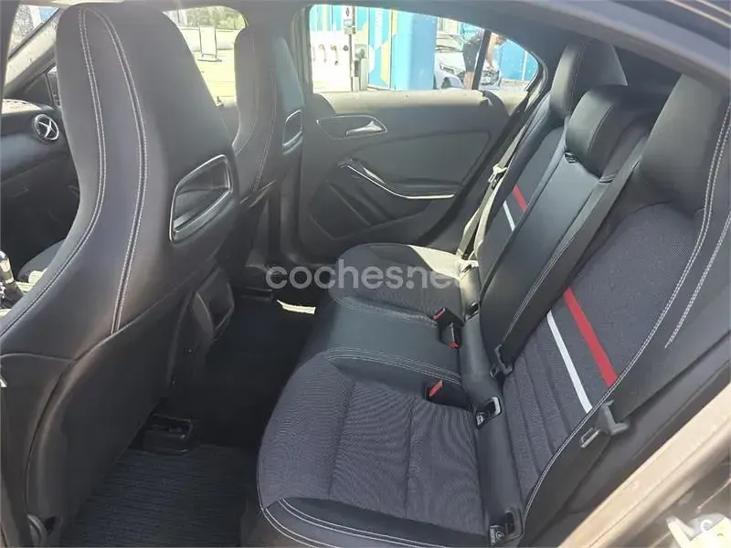 Usado Mercedes A180 Urban 109 CV (80 kW) 2013 Negro Utilitario