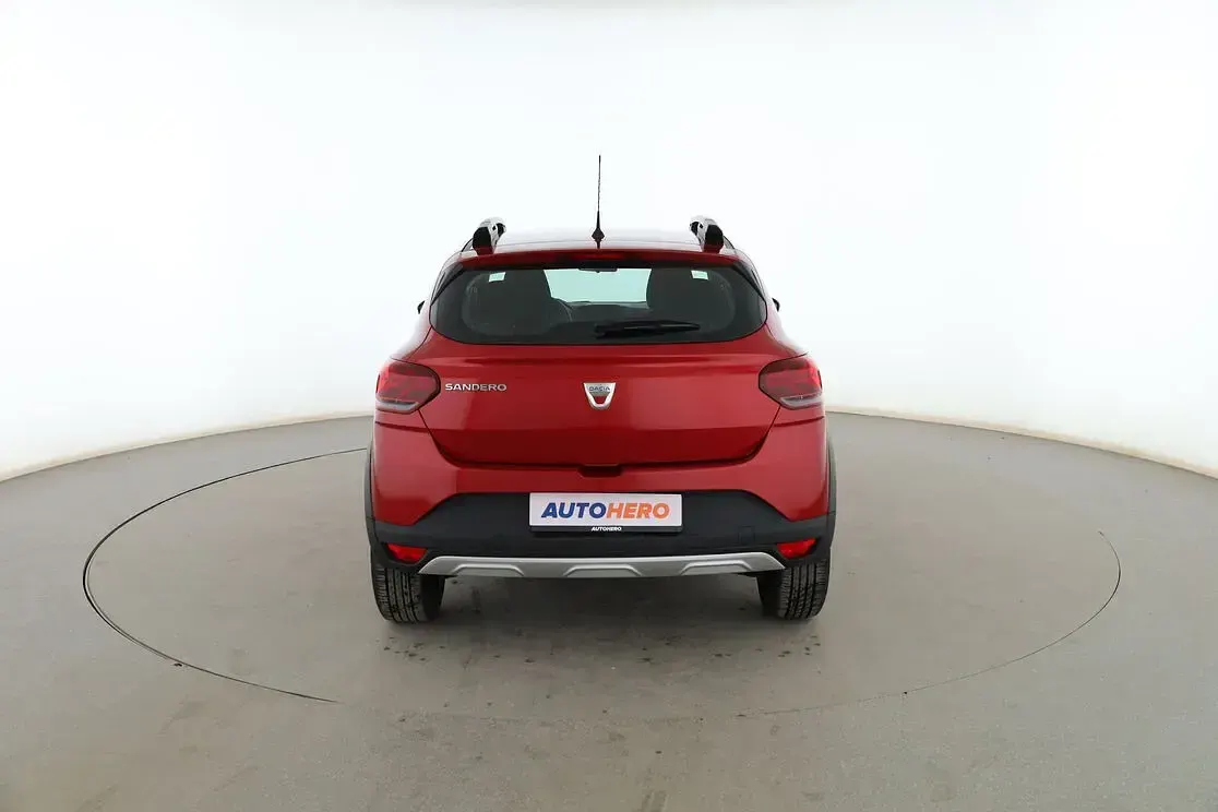 Usado Dacia Sandero Essentiel 91 CV (66 kW) 2022 Rojo Berlina