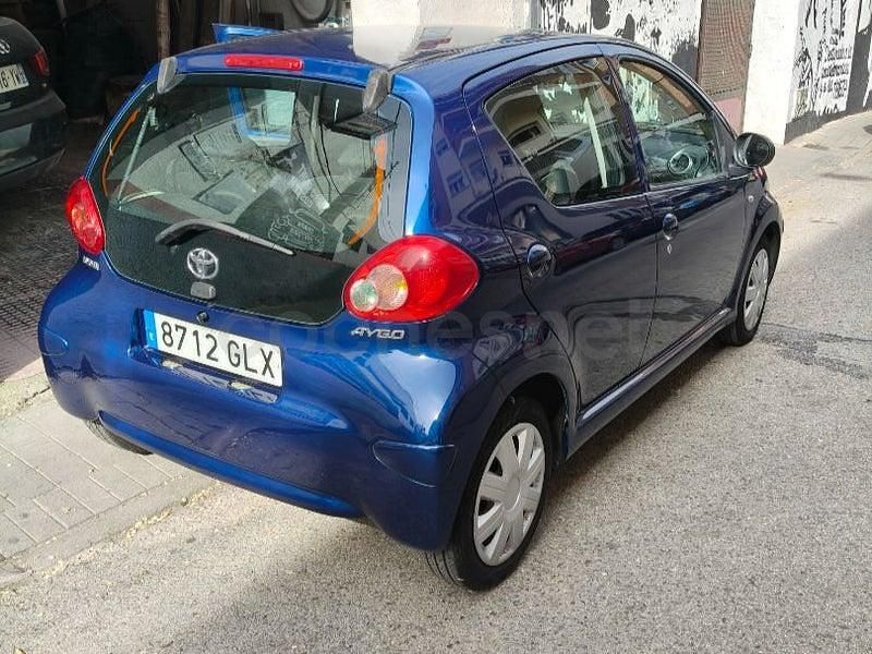 Usado Toyota Aygo 68 CV (50 kW) 2009 Azul Utilitario