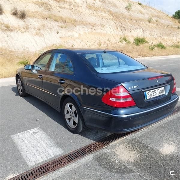 Azul Usado 2006 Mercedes E280 Avantgarde Berlina | 5500 € (Precio justo) - Imagen 1/4