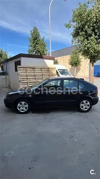 Usado Seat Leon Sport 110 CV (80 kW) 2005 Negro Utilitario