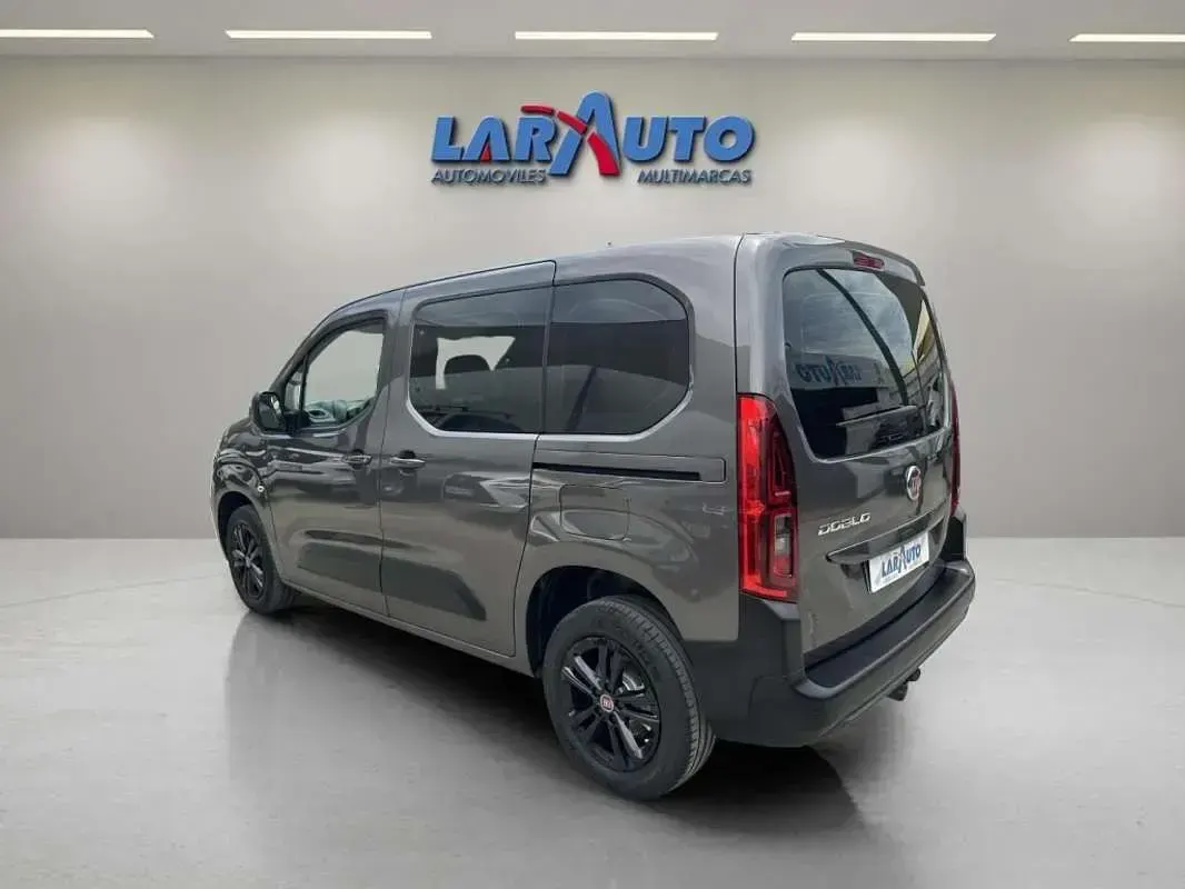 Usado Fiat Doblò Feel 102 CV (75 kW) 2023 Gris Monovolumen