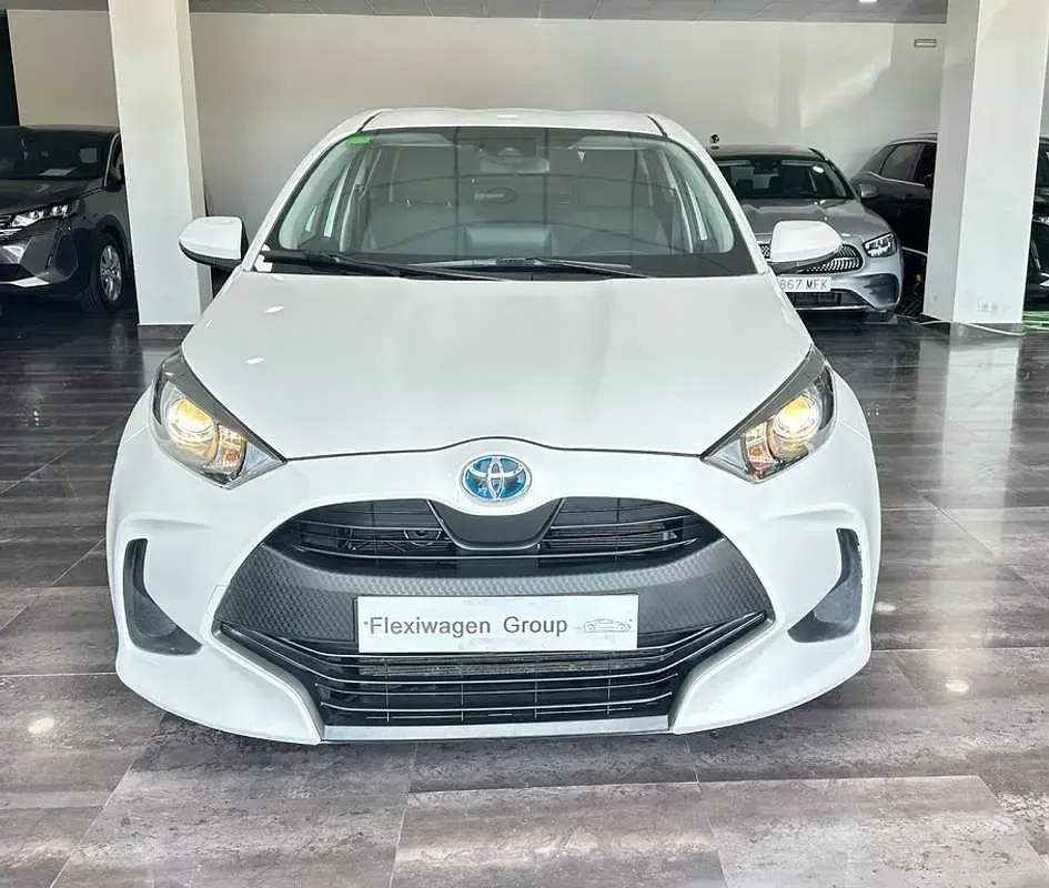 Usado Toyota Yaris Plus 116 CV (85 kW) 2022 Blanco Utilitario