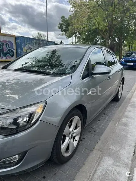 Usado Opel Astra Cosmo 140 CV (102 kW) 2010 Gris / plata Berlina