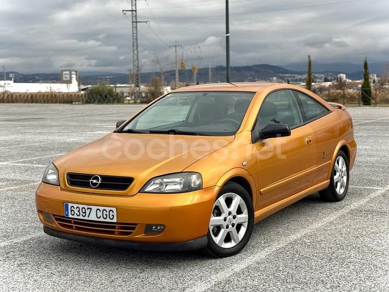 Usado Opel Astra Edition 147 CV (108 kW) 2003 Naranja Coupe