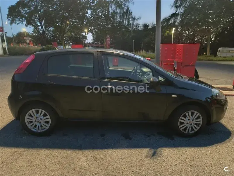 Usado Fiat Punto Pop 69 CV (50 kW) 2017 Negro Utilitario