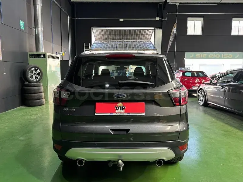 Usado Ford Kuga Business Edition 120 CV (88 kW) 2017 Gris / plata SUV