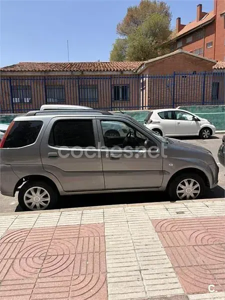 Usado Suzuki Ignis 69 CV (50 kW) 2006 Gris / plata Utilitario
