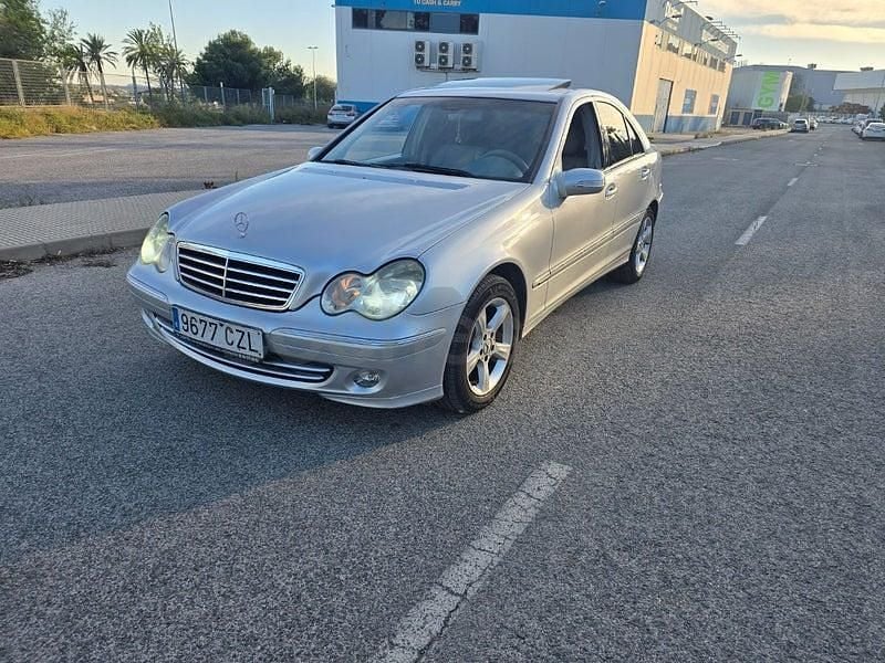 Usado Mercedes C220 Avantgarde 150 CV (110 kW) 2004 Gris / plata Berlina