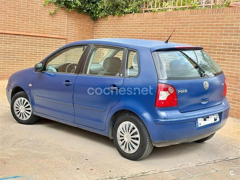 Usado VW Polo Highline 75 CV (55 kW) 2004 Azul Utilitario