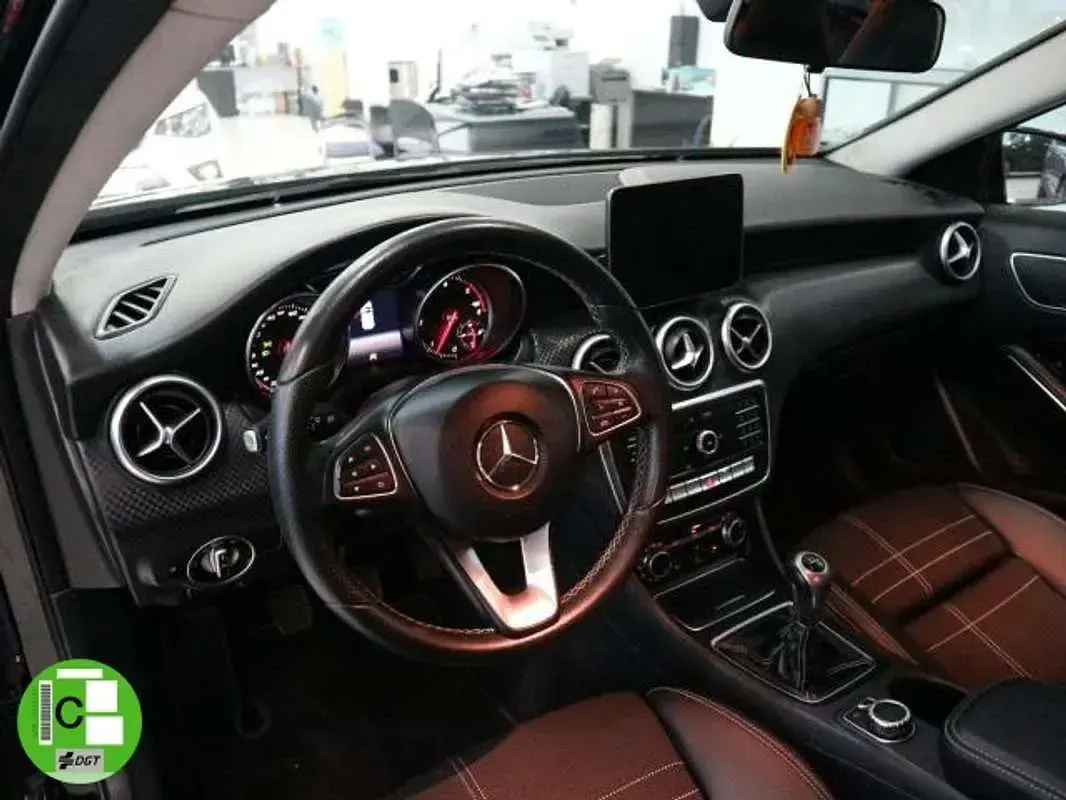 Begagnad Mercedes A200 136 HK (100 kW) 2017 Svart Halvkombi