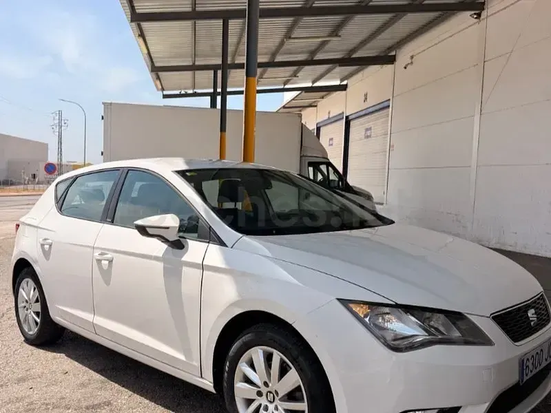 Usado Seat Leon I-Tech 105 CV (77 kW) 2015 Blanco Berlina
