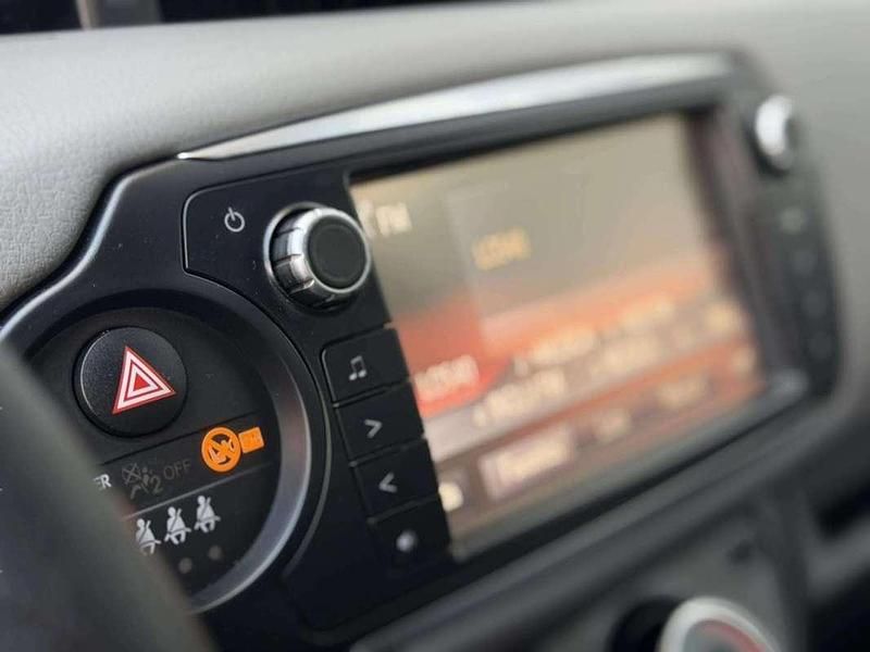 Usado Toyota Yaris Active 99 CV (72 kW) 2017 Rojo Utilitario