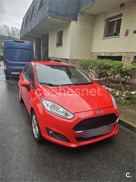 Usado Ford Fiesta Trend 100 CV (73 kW) 2016 Rojo Berlina