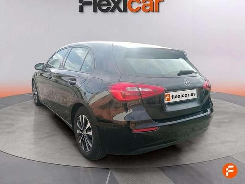 Usado Mercedes A180 136 CV (100 kW) 2021 Negro Utilitario