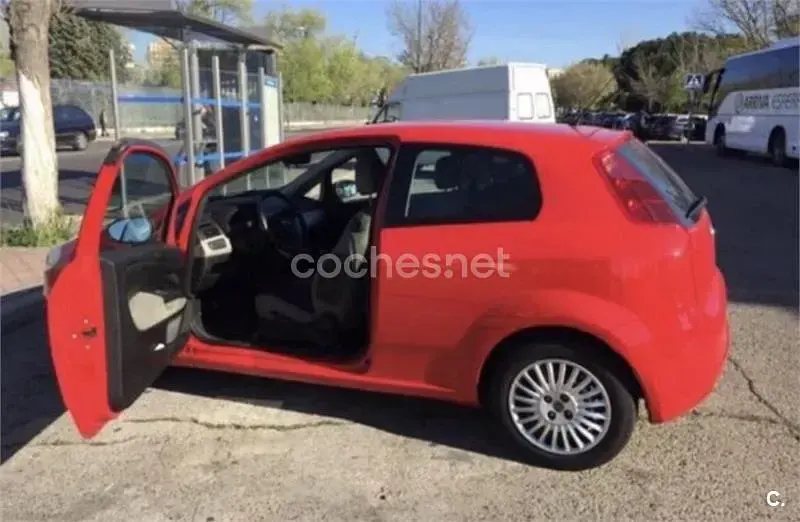 Usado Fiat Grande Punto Dynamic 75 CV (55 kW) 2007 Rojo Utilitario