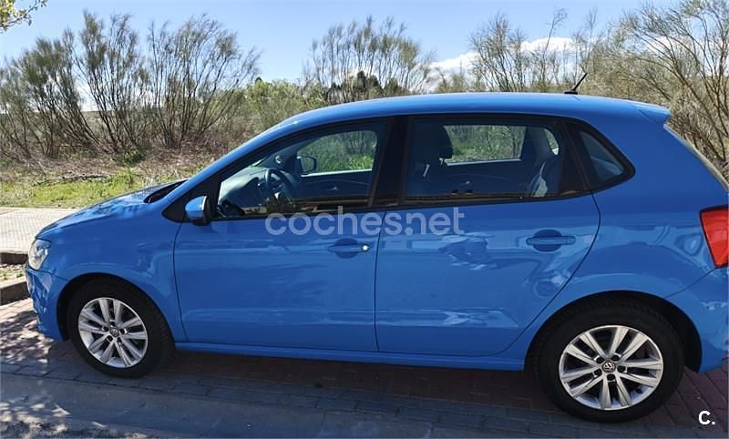 Usado VW Polo 75 CV (55 kW) 2014 Azul Berlina