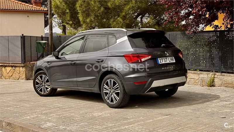 Usado Seat Arona Ecomotive 95 CV (69 kW) 2020 Gris / plata SUV