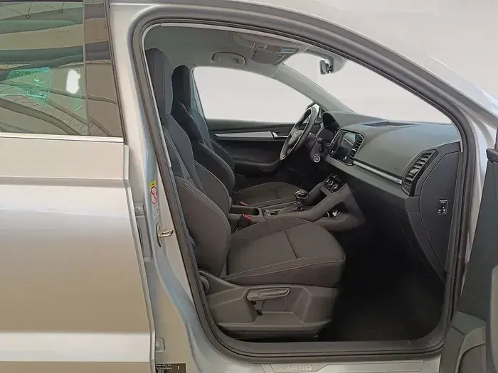 Usado Skoda Karoq Selection 150 CV (110 kW) 2025 Gris plata SUV