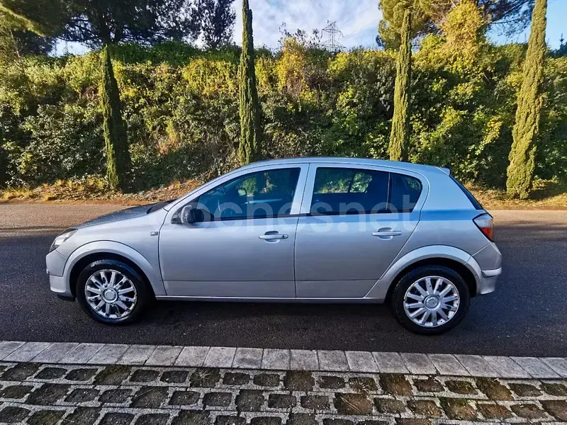 Usado Opel Astra Edition 80 CV (58 kW) 2005 Gris / plata Berlina