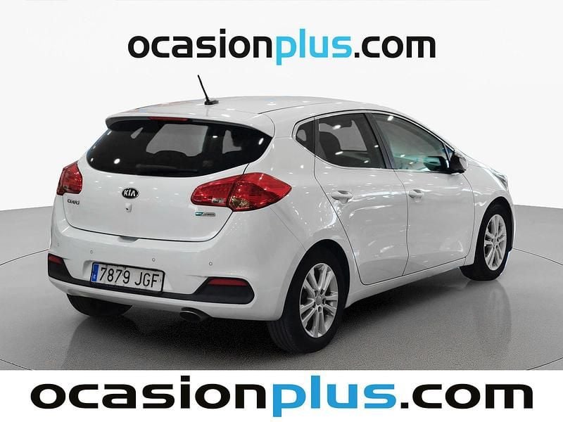 Begagnad Kia Ceed 90 HK (66 kW) 2015 Vit Halvkombi