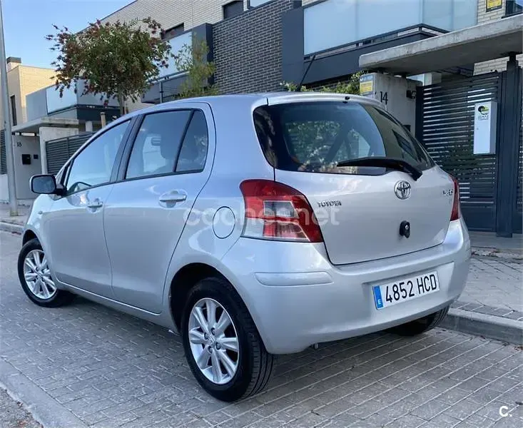 Usado Toyota Yaris Connect Style 101 CV (74 kW) 2011 Gris / plata Utilitario
