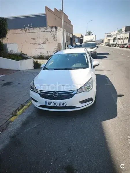Usado Opel Astra Business 110 CV (80 kW) 2018 Blanco Familiar