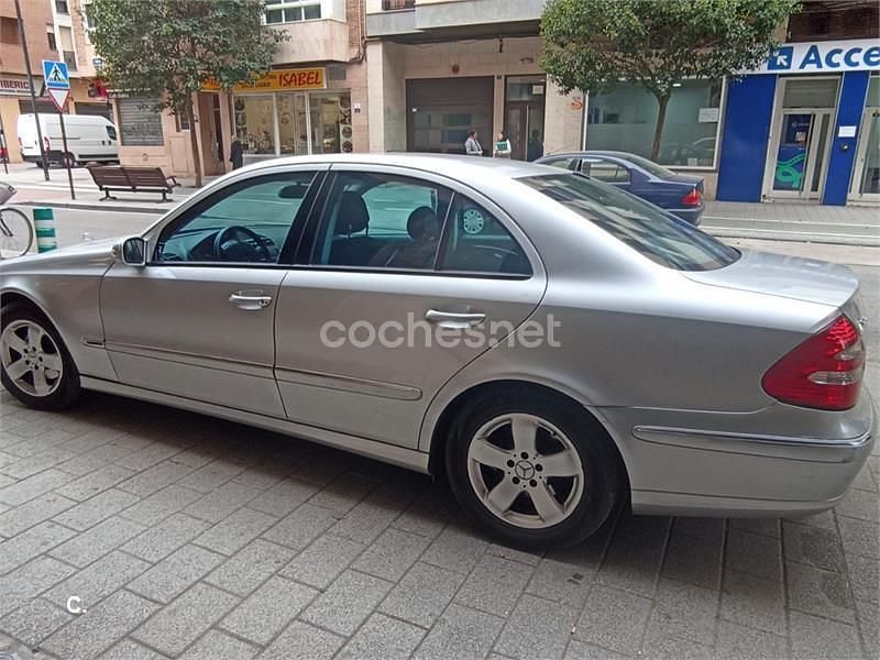 Usado Mercedes E320 Avantgarde 204 CV (150 kW) 2003 Gris / plata Berlina