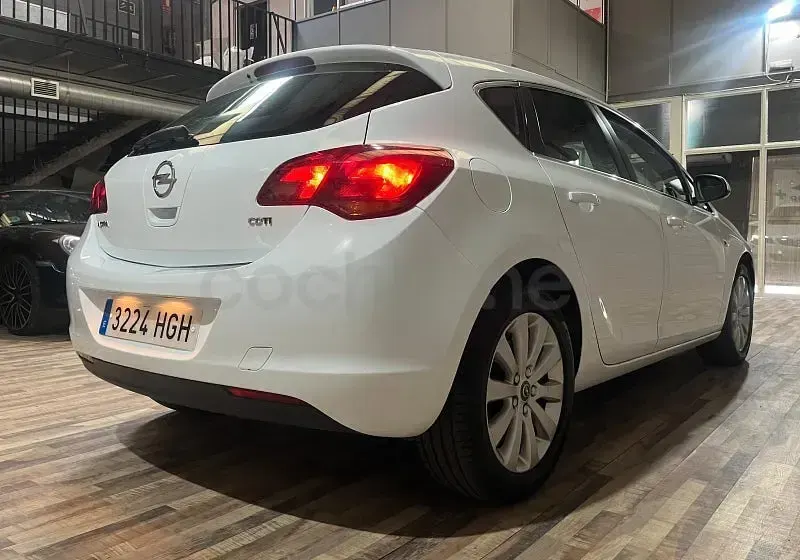 Usado Opel Astra Cosmo 125 CV (91 kW) 2011 Blanco Berlina