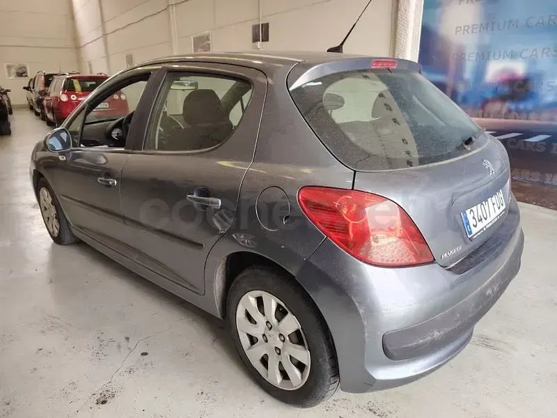 Usado Peugeot 207 90 CV (66 kW) 2006 Gris / plata Berlina