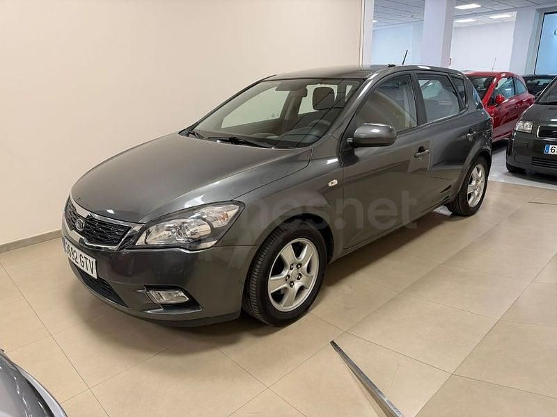 Usado Kia Ceed 90 CV (66 kW) 2010 Gris / plata Utilitario