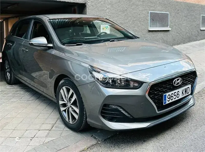 Usado Hyundai i30 120 CV (88 kW) 2019 Gris / plata Berlina