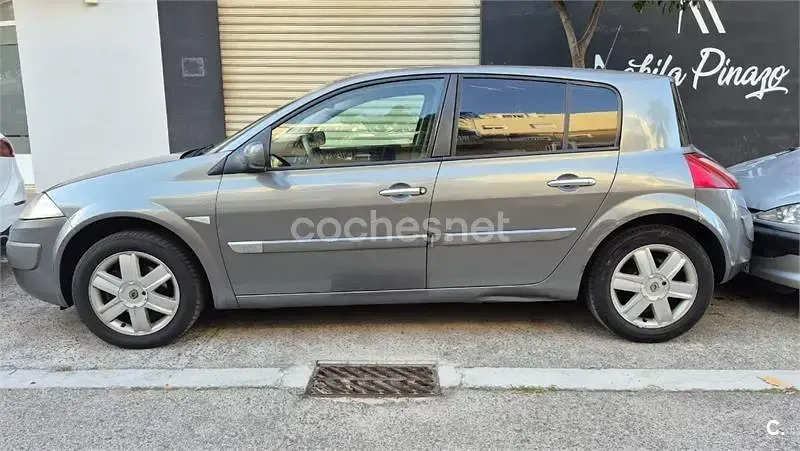 Usado Renault Mégane Dynamique 80 CV (58 kW) 2005 Gris / plata Berlina