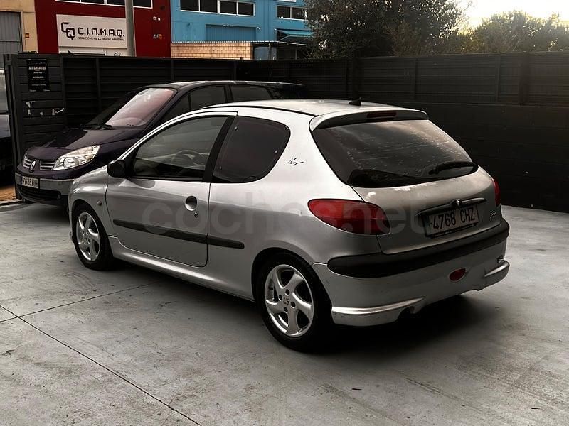 Usado Peugeot 206 110 CV (80 kW) 2002 Gris / plata Berlina