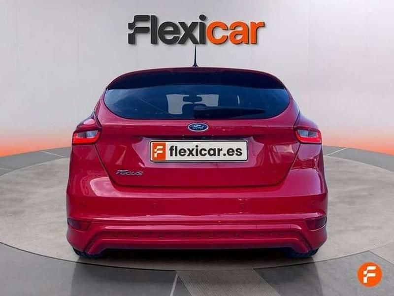 Usado Ford Focus ST-Line 125 CV (91 kW) 2018 Rojo Utilitario