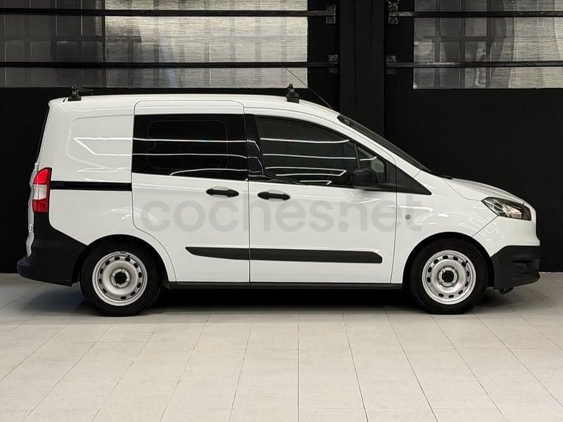 Usado Ford Tourneo Courier Ambiente 75 CV (55 kW) 2015 Blanco Monovolumen