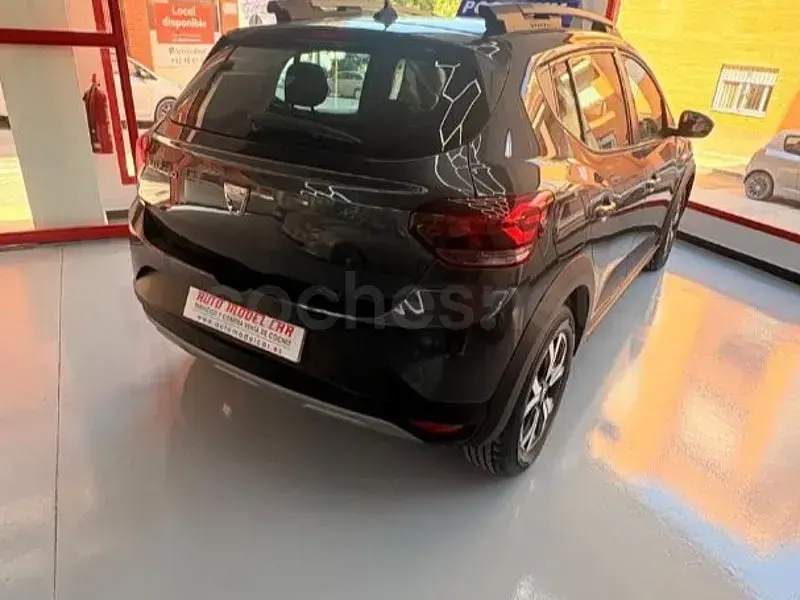 Usado Dacia Sandero Essentiel 101 CV (74 kW) 2023 Gris / plata Berlina