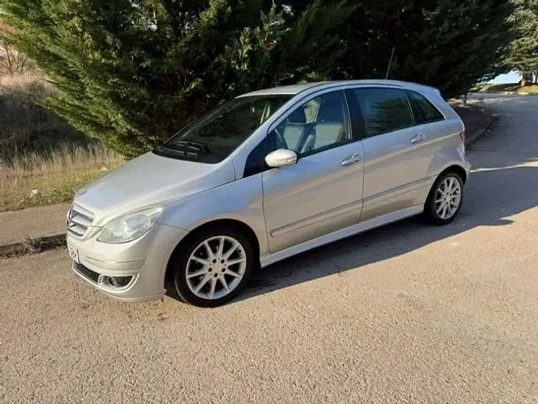 Usado Mercedes B180 109 CV (80 kW) 2008 Gris Monovolumen