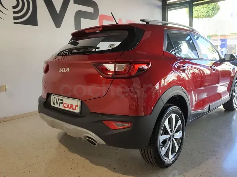 Usado Kia Stonic 84 CV (61 kW) 2022 Granate SUV