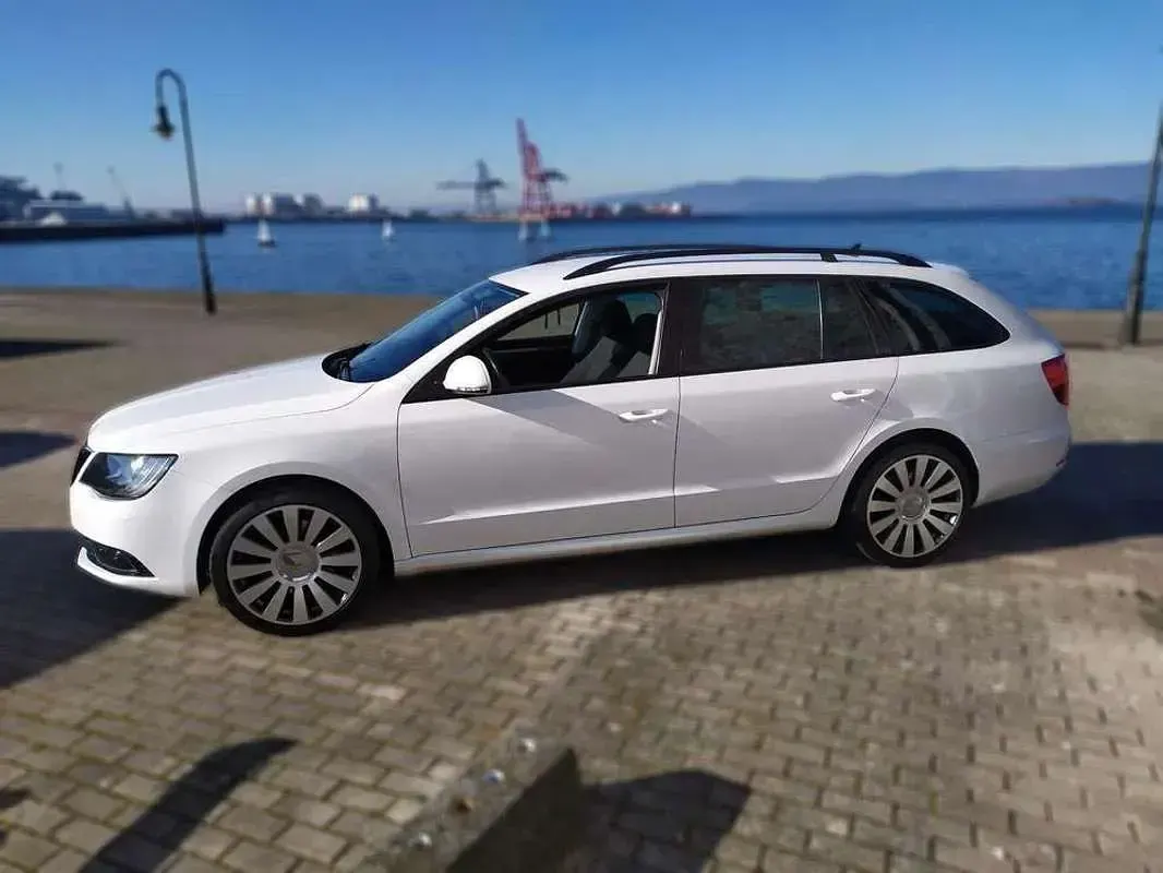 Usado Skoda Superb Active 140 CV (102 kW) 2015 Blanco Familiar